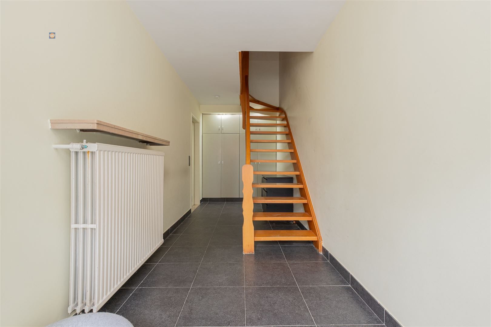 Ruime bel-etage met 3 slaapkamers, grote garage en gezellige tuin foto 2