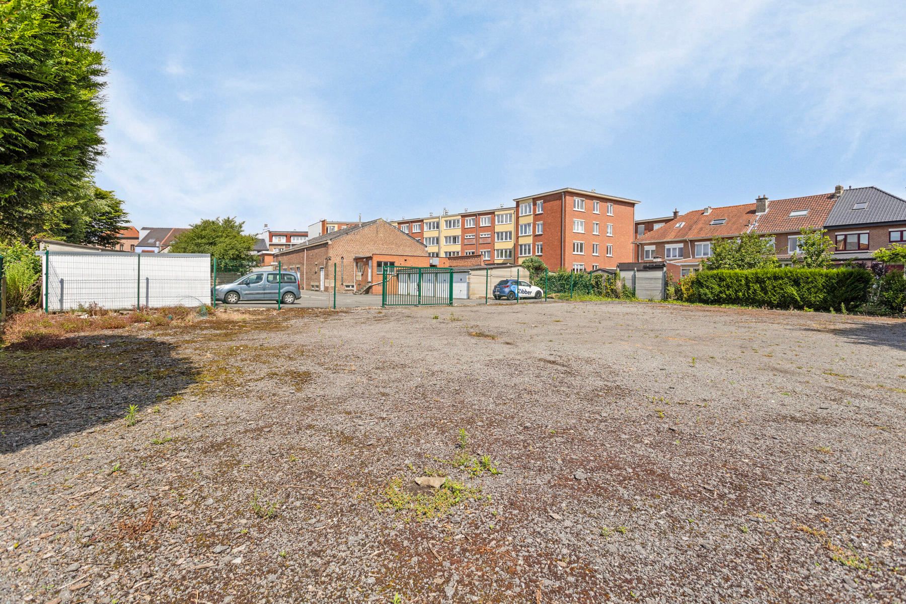 Uitzonderlijk gebouw met feestzaal, appartement en garages foto 7