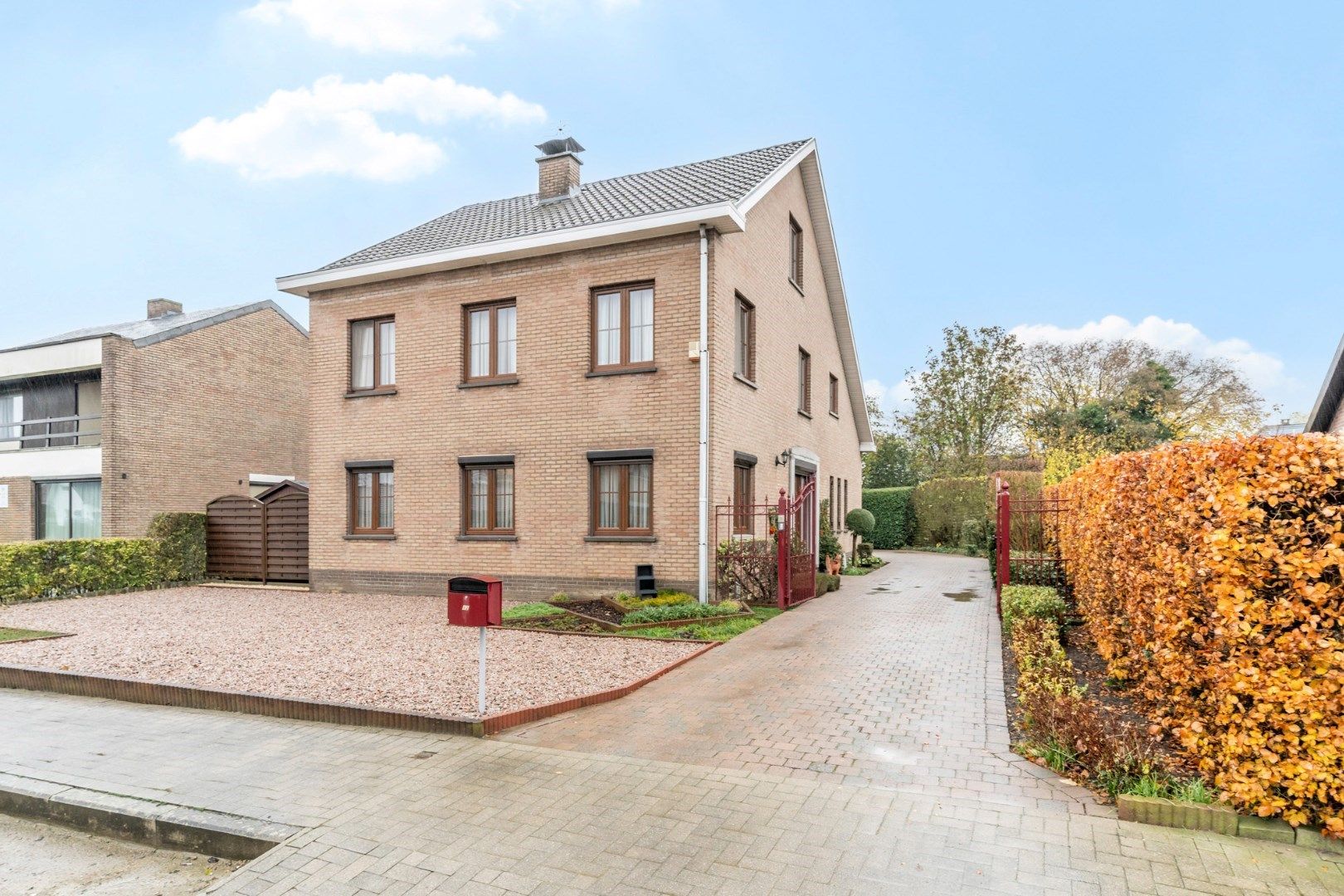 Degelijke vrijstaande woning in een aangename buurt vlakbij het centrum van Tongeren foto {{pictureIndex}}