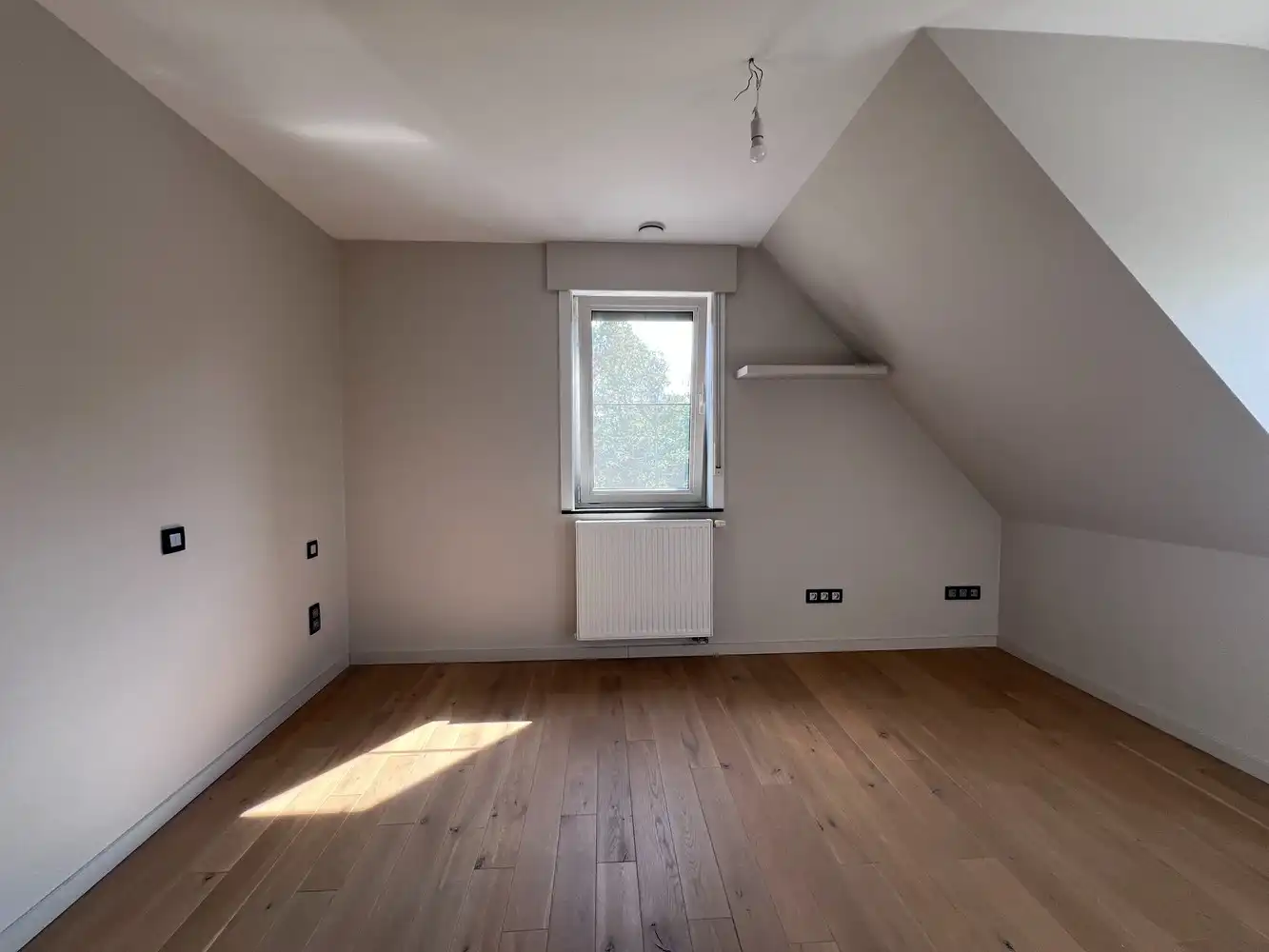 Rustig gelegen instapklare woning met 3 slaapkamers en 2 garages. foto 7