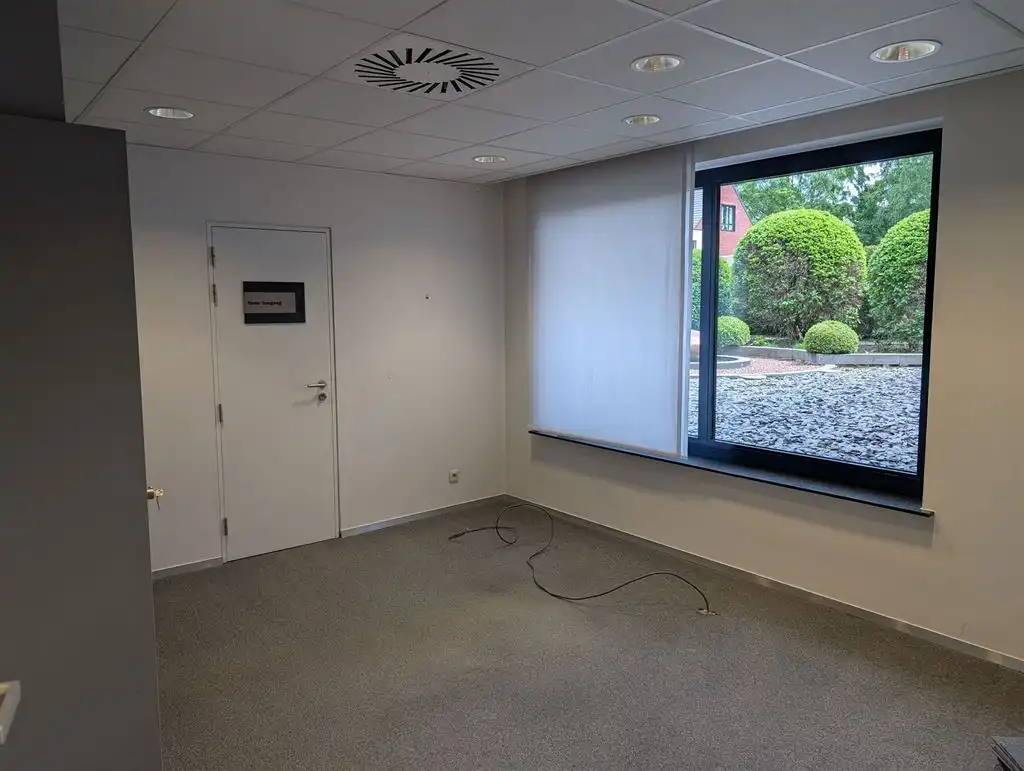 Handelsruimte op een bijzonder commerciële locatie in centrum 's-Gravenwezel foto 7