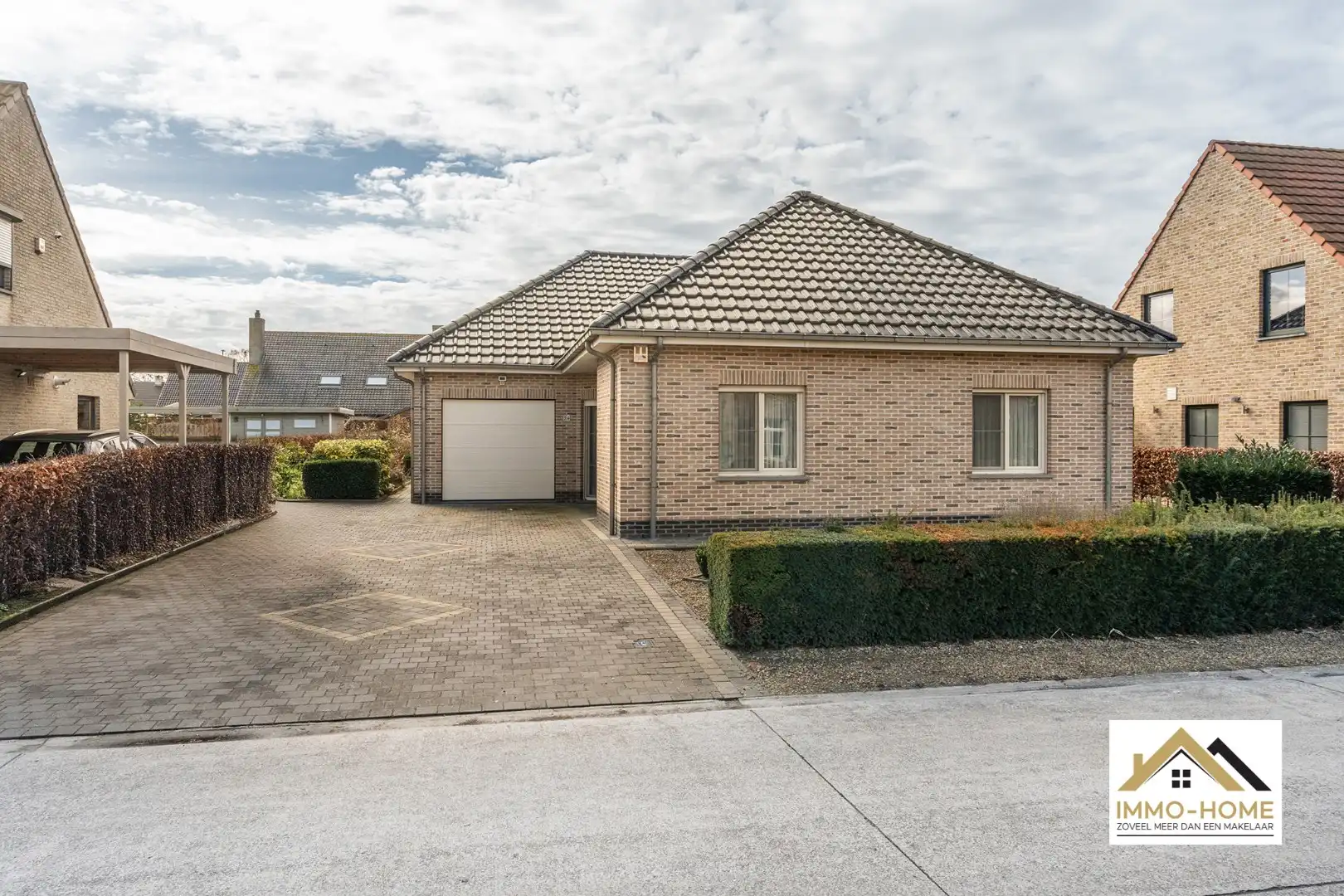 Ruime bungalow met ruime tuin in residentiële omgeving!  foto {{pictureIndex}}