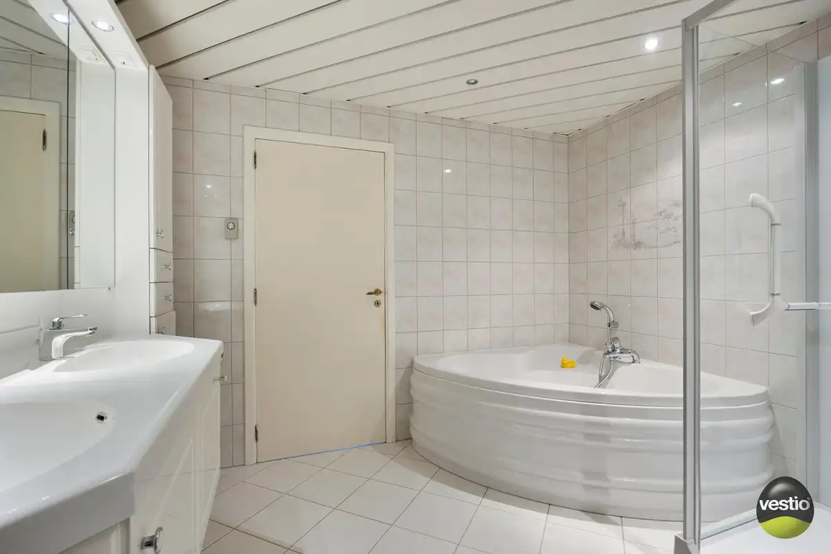 RUSTIG GELEGEN TIJDLOZE WONING MET 4 SLK EN RUIME TUIN. foto 27