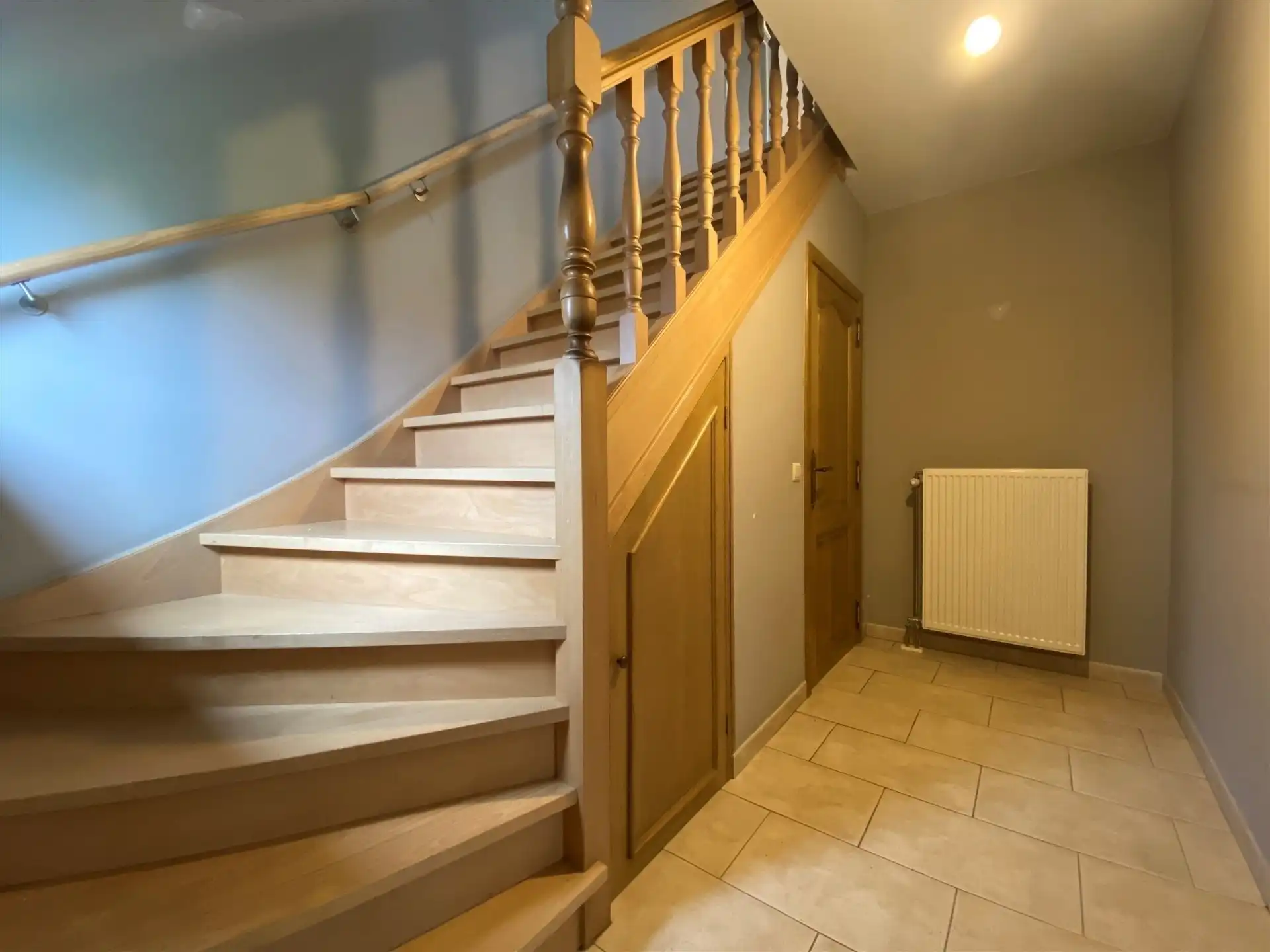 Halfopen woning met 4 slaapkamers en 2 badkamers. foto 3