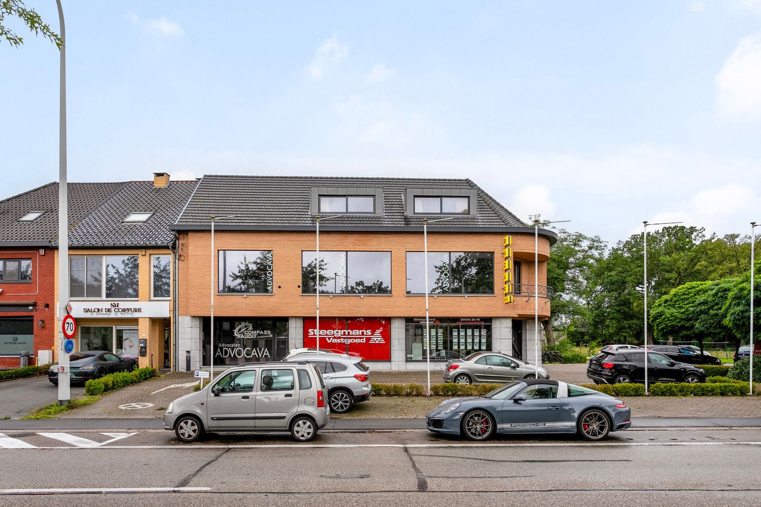 Te renoveren appartemtent met garage te koop! foto 2