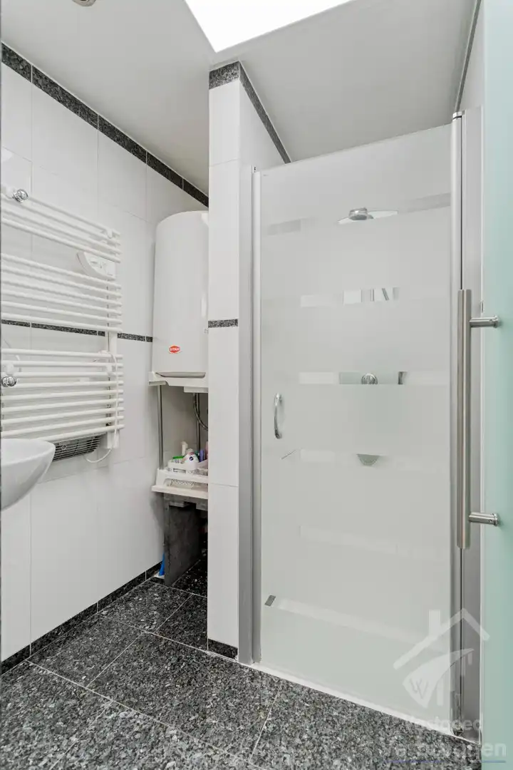 Sfeervolle instapklare woning met 2 slaapkamers, bureau,  garage en atelier foto 9