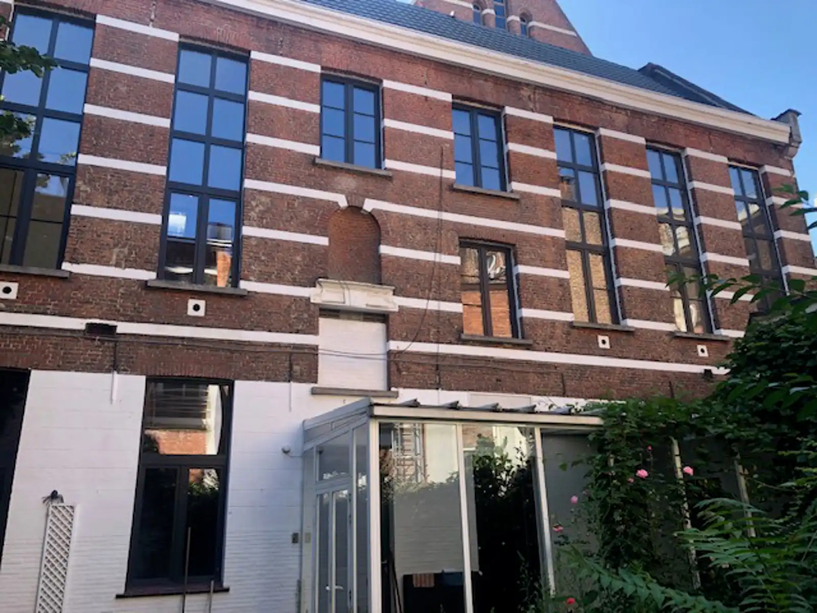 Uniek commercieel gebouw te huur met privatieve stadstuin foto {{pictureIndex}}