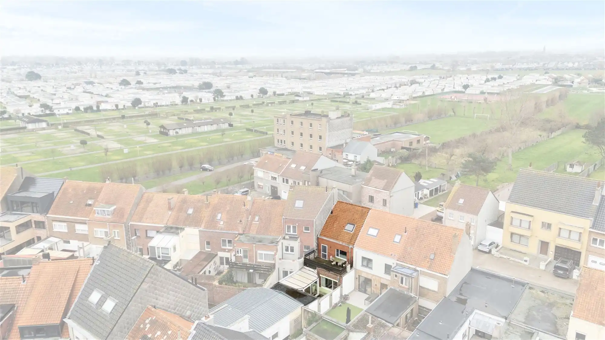  Ruime rijwoning met 5 slaapkamers en tweewoonst-indeling op topligging in Bredene foto 4