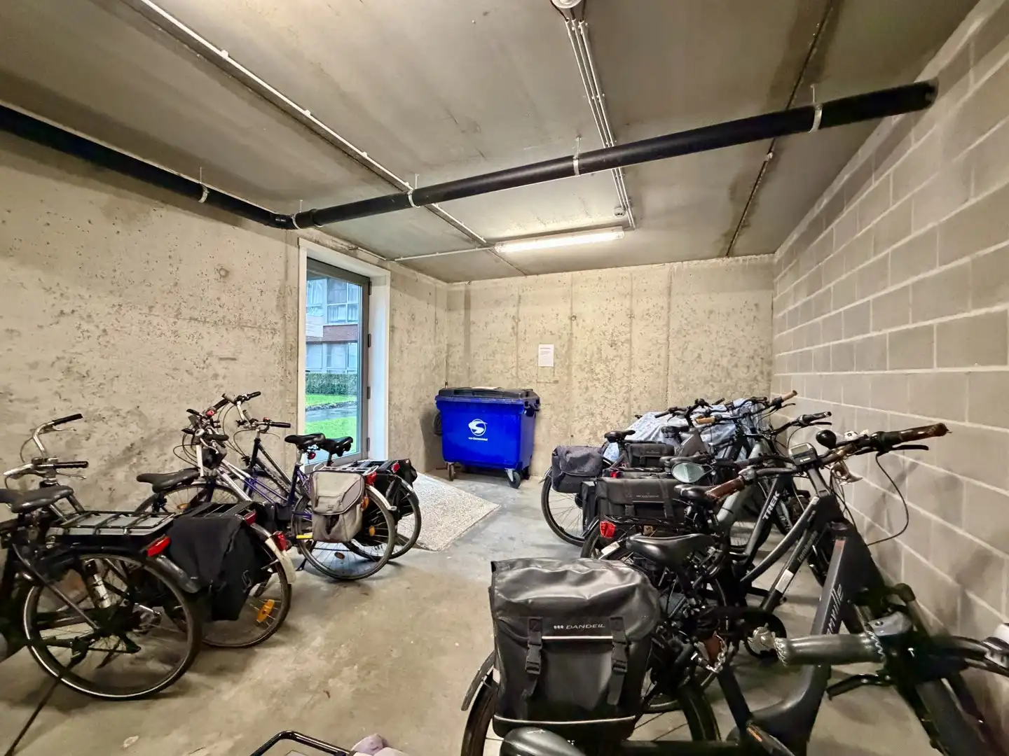 Instapklaar tweeslaapkamerappartement met terras & autostaanplaats te Brugge! foto 16