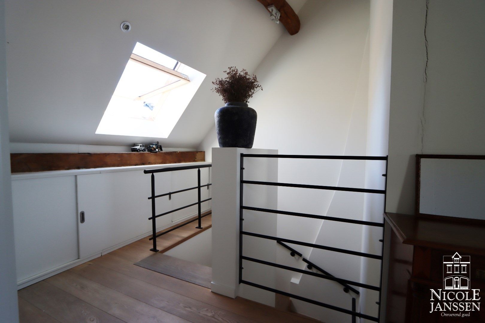 Prachtig duplex-appartement met twee slaapkamers en ruim dakterras in het hartje van Maaseik foto 6