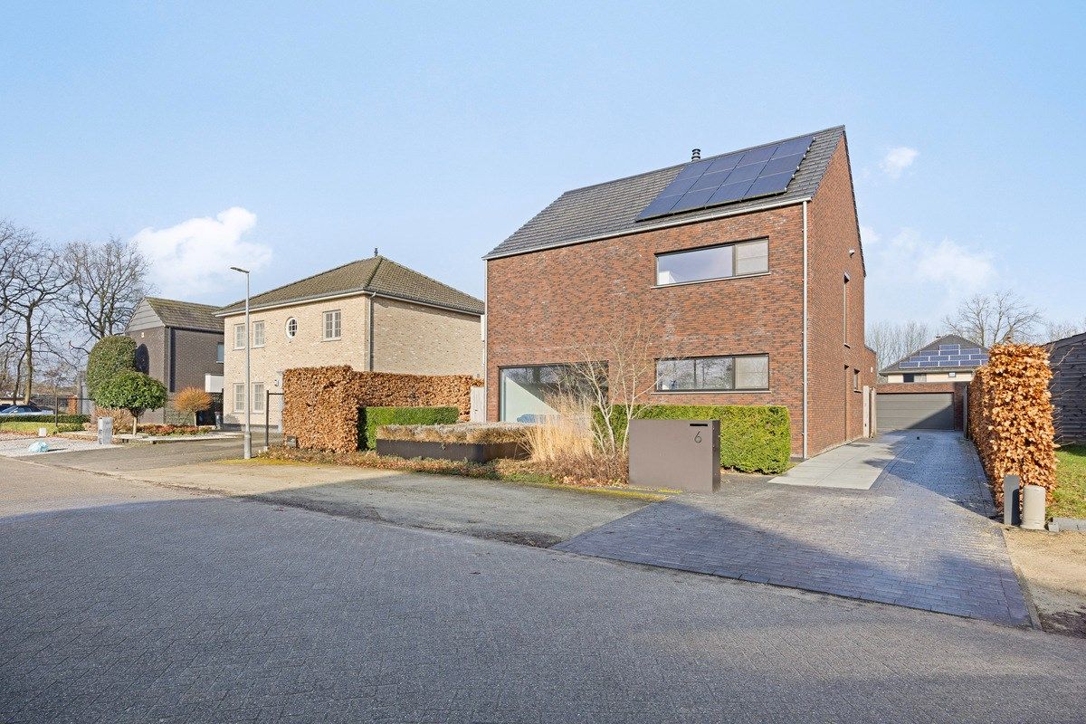 Recente, moderne woning met 3/4 slpks in een kindvriendelijke omgeving in Mol-Rauw. foto {{pictureIndex}}