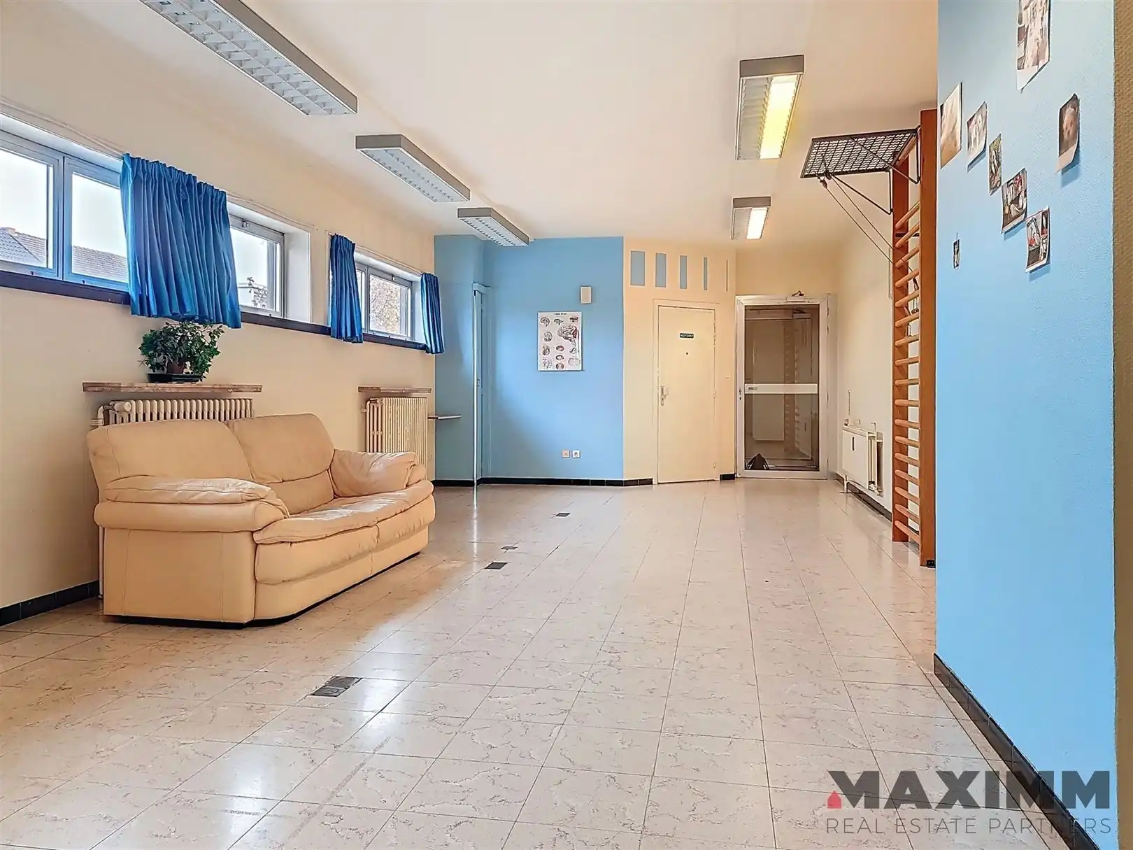 Gelijkvloers hoekpand, volledig onderkelderd op stategische locatie foto 11