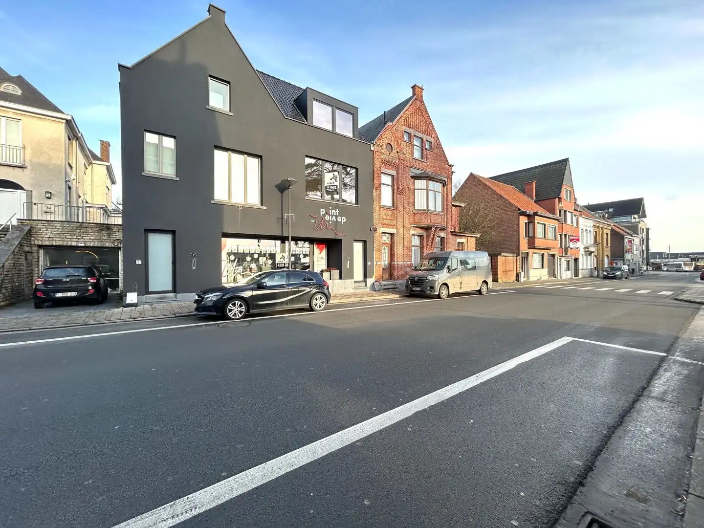 Ruim handelspand op commerciële topligging te Tielt! foto {{pictureIndex}}