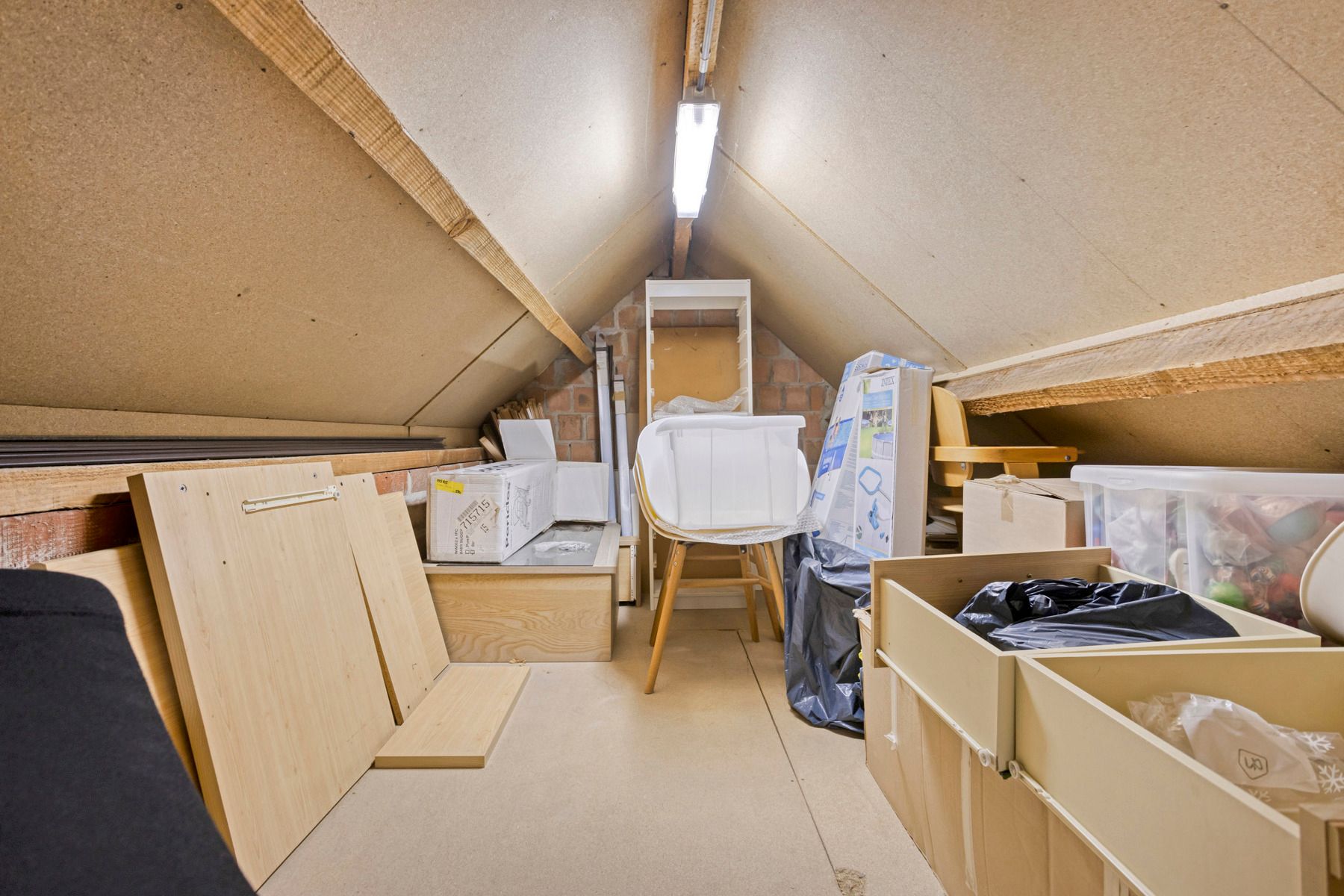 Leemans Immobiliën presenteert u deze rustig gelegen, volledig instapklare woning in het hart van Liedekerke.  foto 24