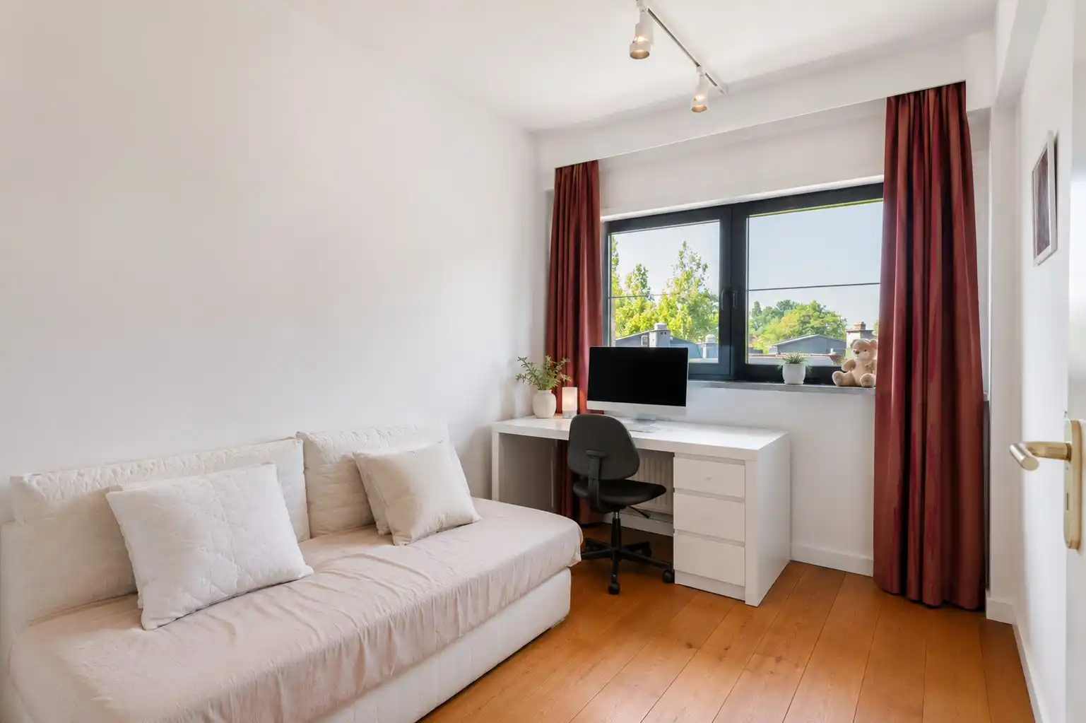 Ruimte en comfort in het bruisende hart van Brasschaat! foto 13
