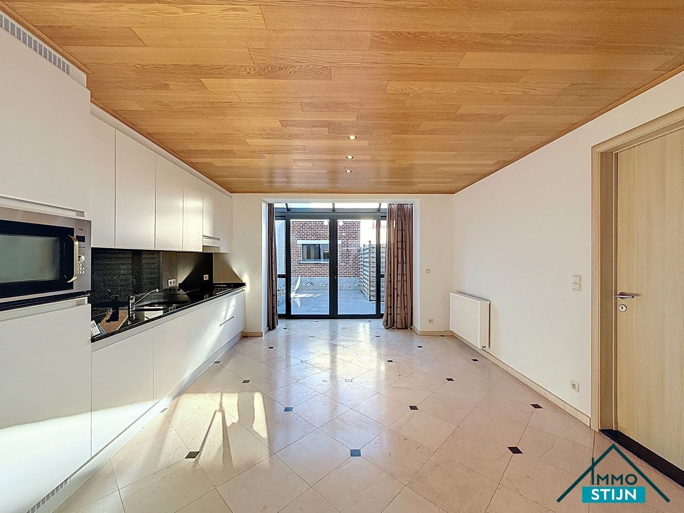 Centraal gelegen woning met garage foto 3