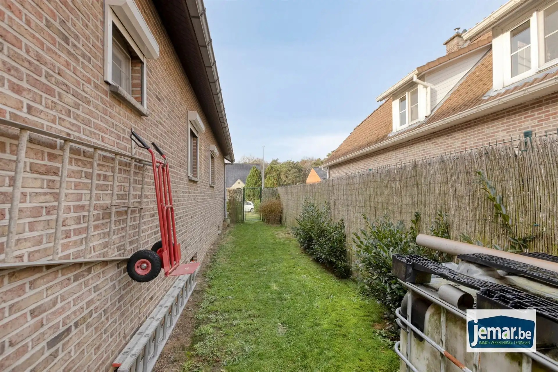 Vrijstaande bungalow woning met 3 slaapkamers en inpandige garage  foto 38