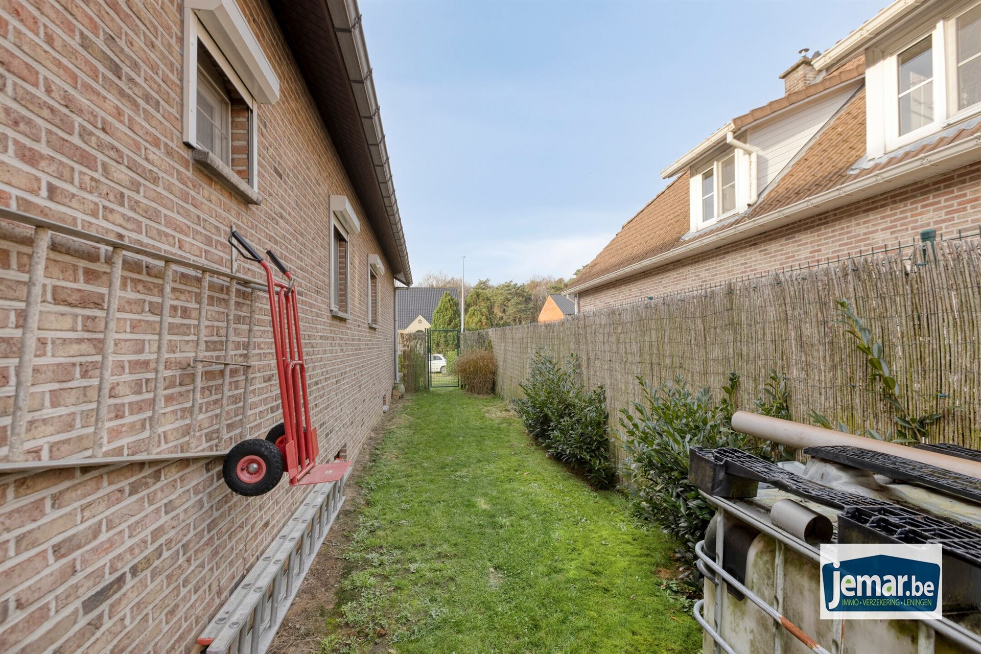 Vrijstaande bungalow woning met 3 slaapkamers en inpandige garage  foto 38