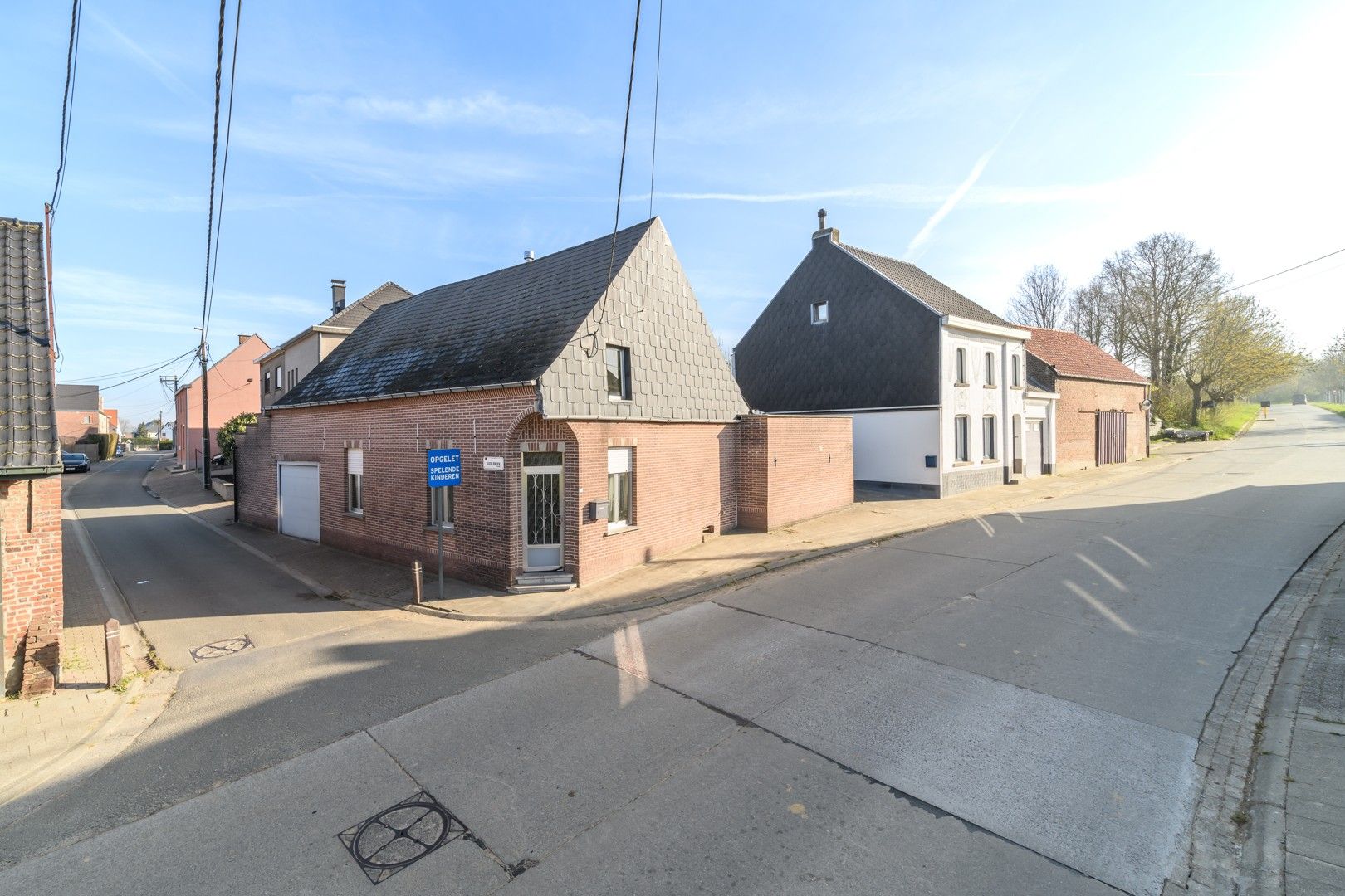 Hoofdfoto van de publicatie: Te renoveren hoekwoning met tal van mogelijkheden te Mere