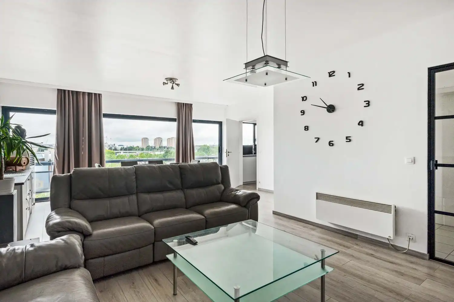 Instapklaar appartement met 2 slaapkamers, terras en autostaanplaats op centrale ligging in Merksem! foto 4