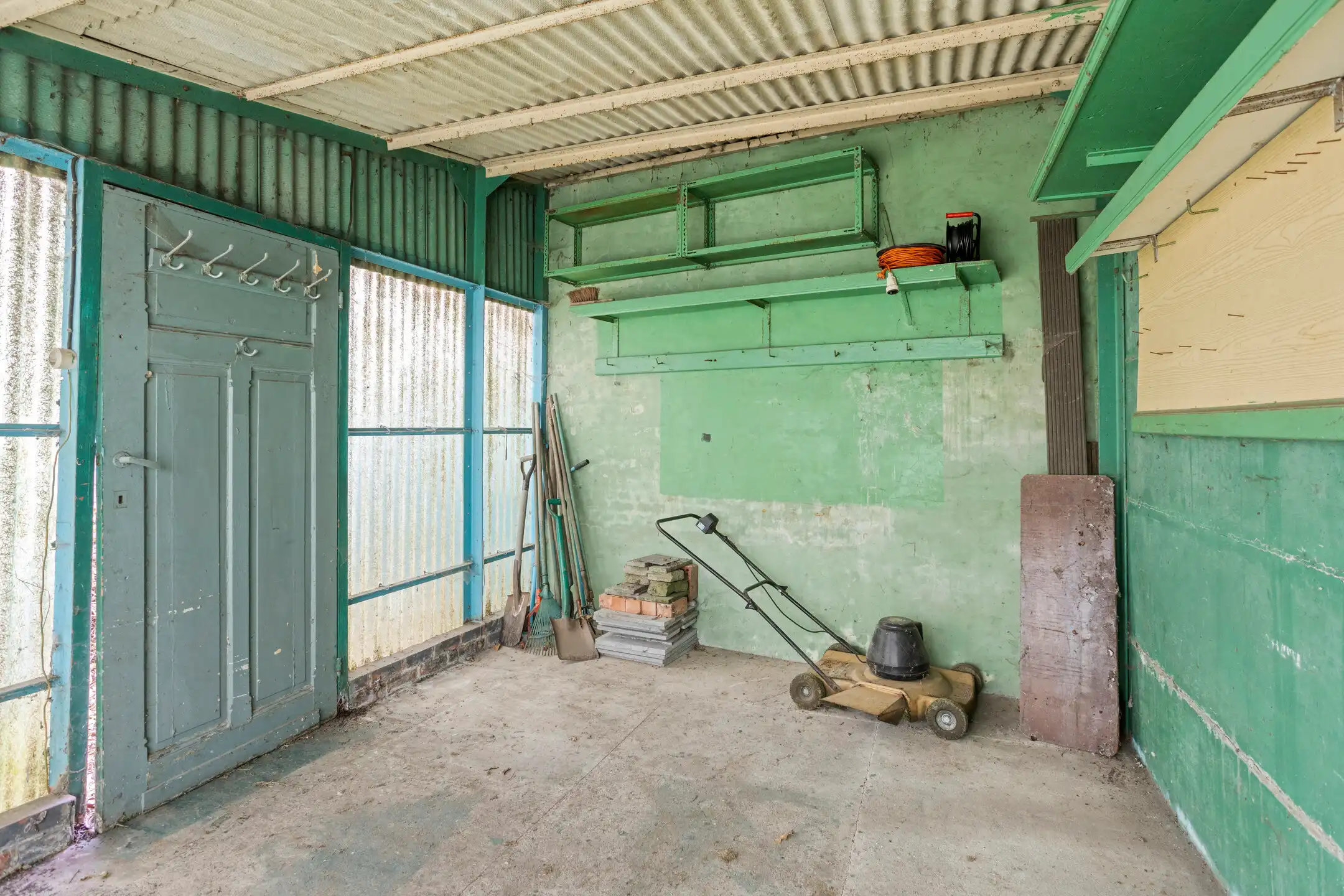 Charmante te renoveren woning met tuin en garage foto 26