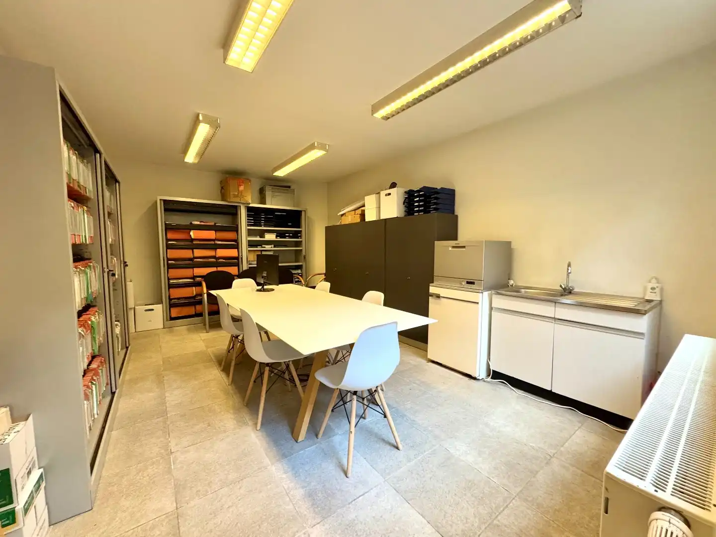 RUIM KANTOOR MET DIVERSE BURELEN + MOGELIJKHEID TOT WOONST foto 9