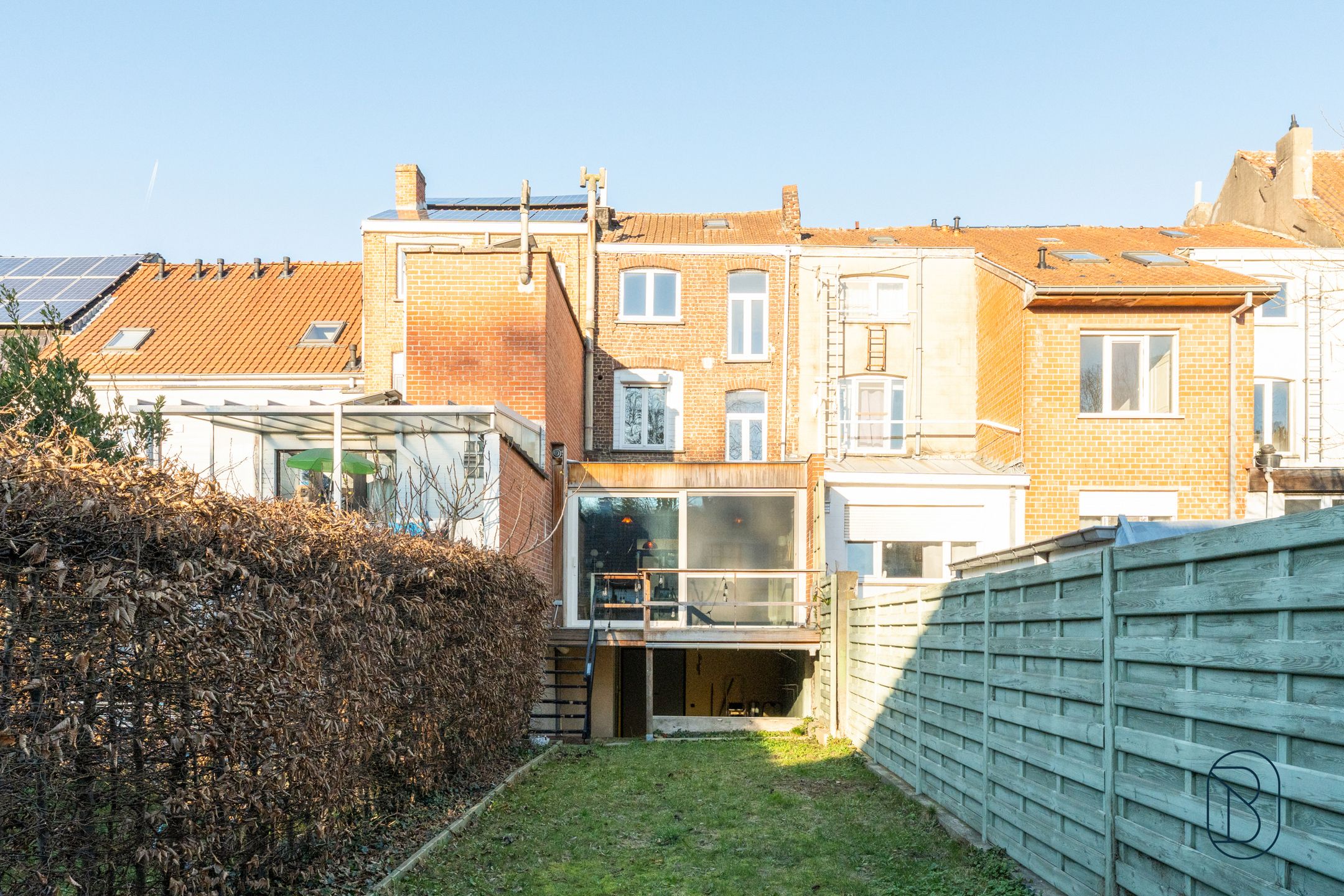 Topgelegen rijwoning met veel potentieel vlakbij het centrum foto 21