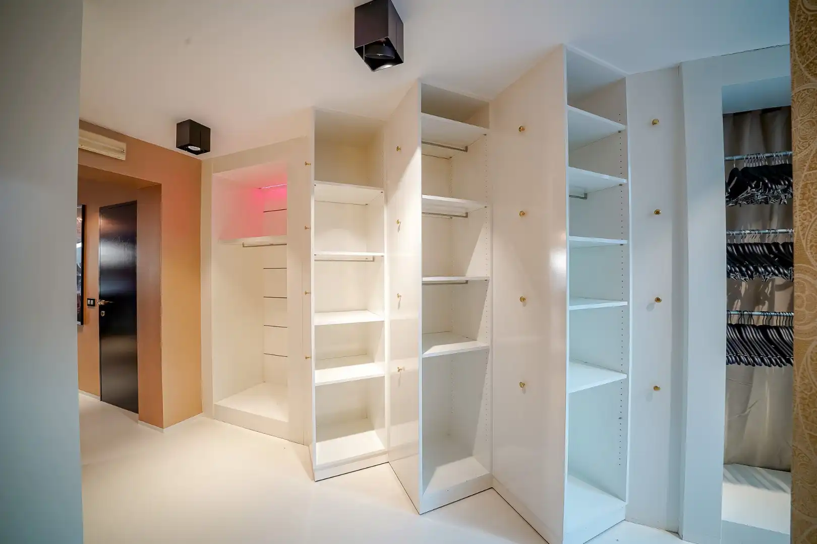 Ruime eengezinswoning in centrum Oudenburg met handelsruimte op gelijkvloers. foto 8