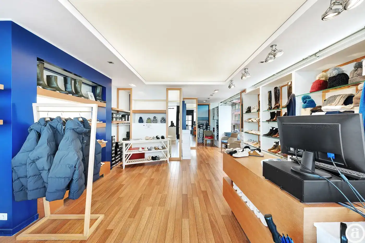 Winkel in het Zoute op de hoek van de Zeedijk met de Strandstraat [Knokke - Zoute]. foto 3