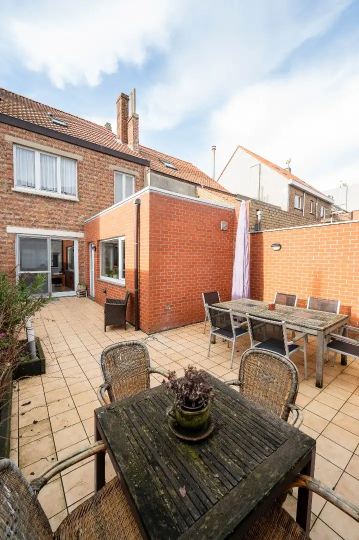 KNAPPE GEZINSWONING MET STADSTUIN TE BREDENE DUINEN foto 7