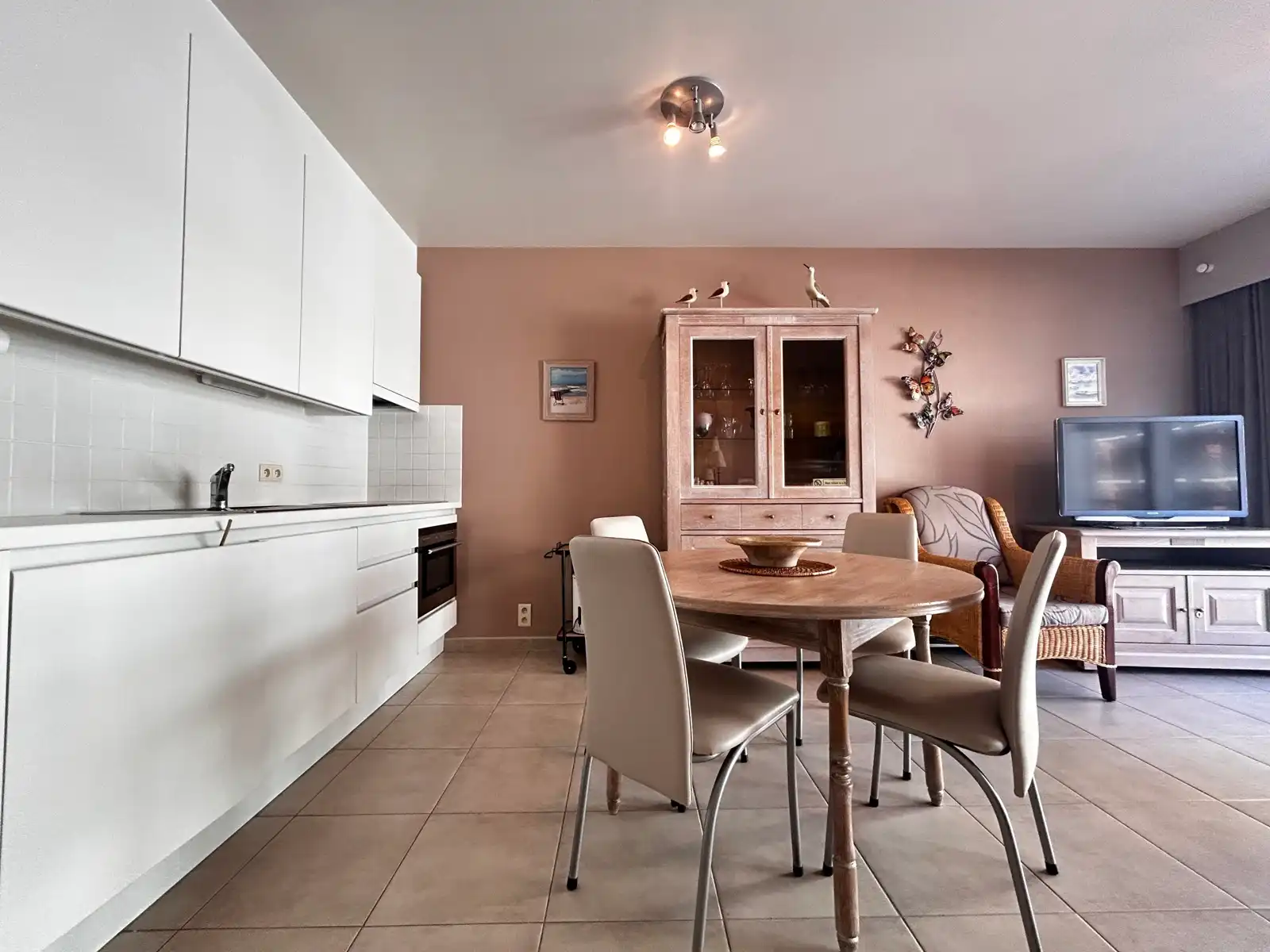 Gemeubelde studio met zijdelings zeezicht in Middelkerke foto 8