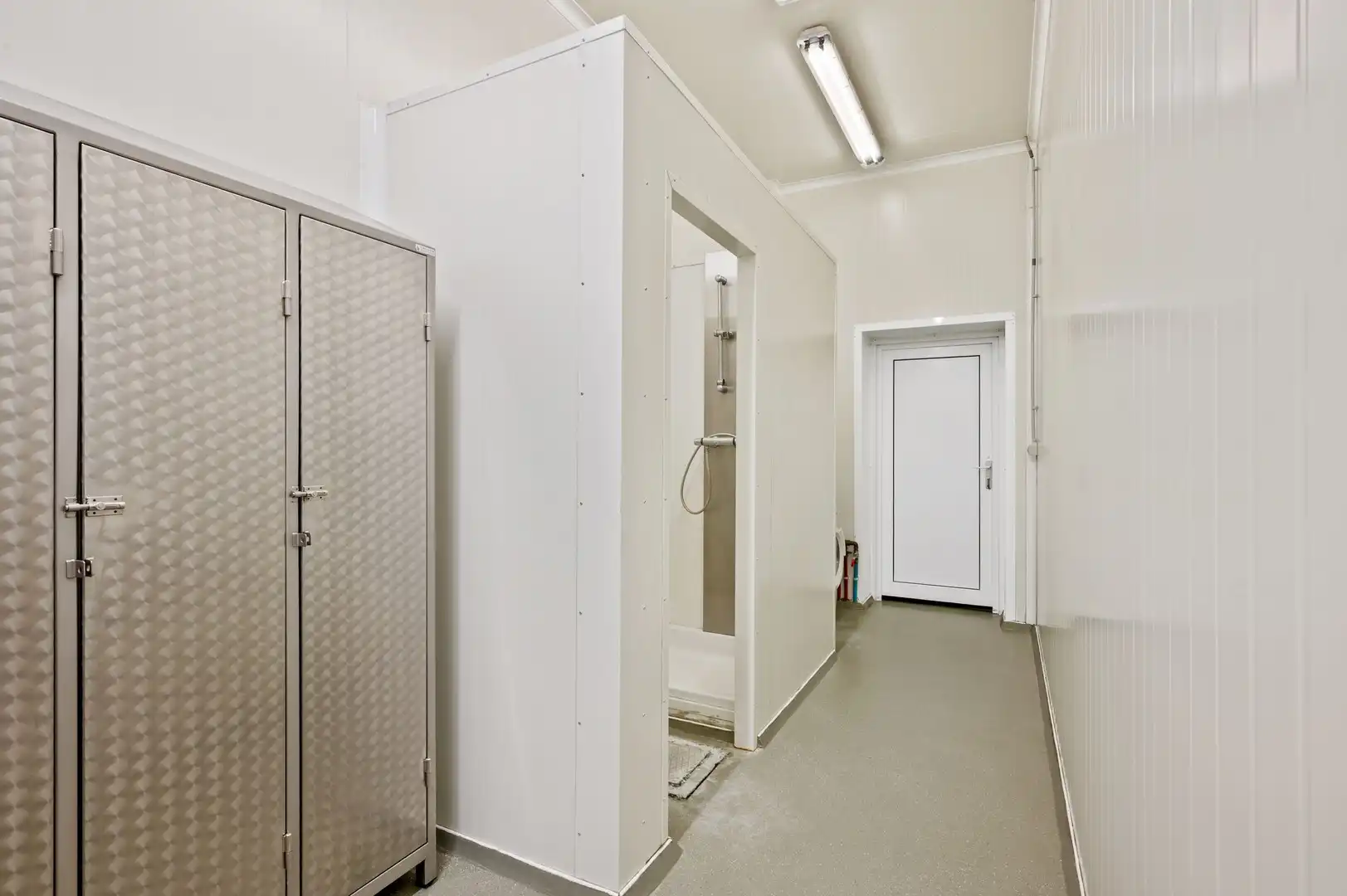 Unieke eigendom met vrijstaande woning met kantoor, loods en een grote dubbele garage foto 24