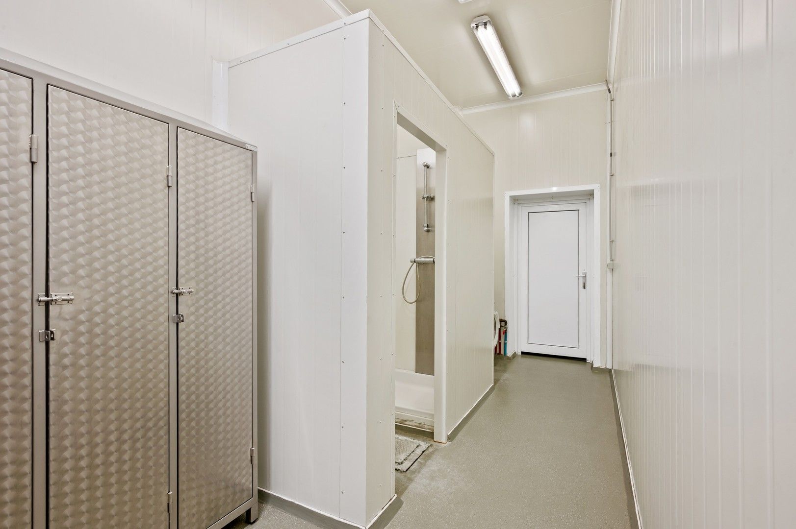 Unieke eigendom met vrijstaande woning met kantoor, loods en een grote dubbele garage foto 24