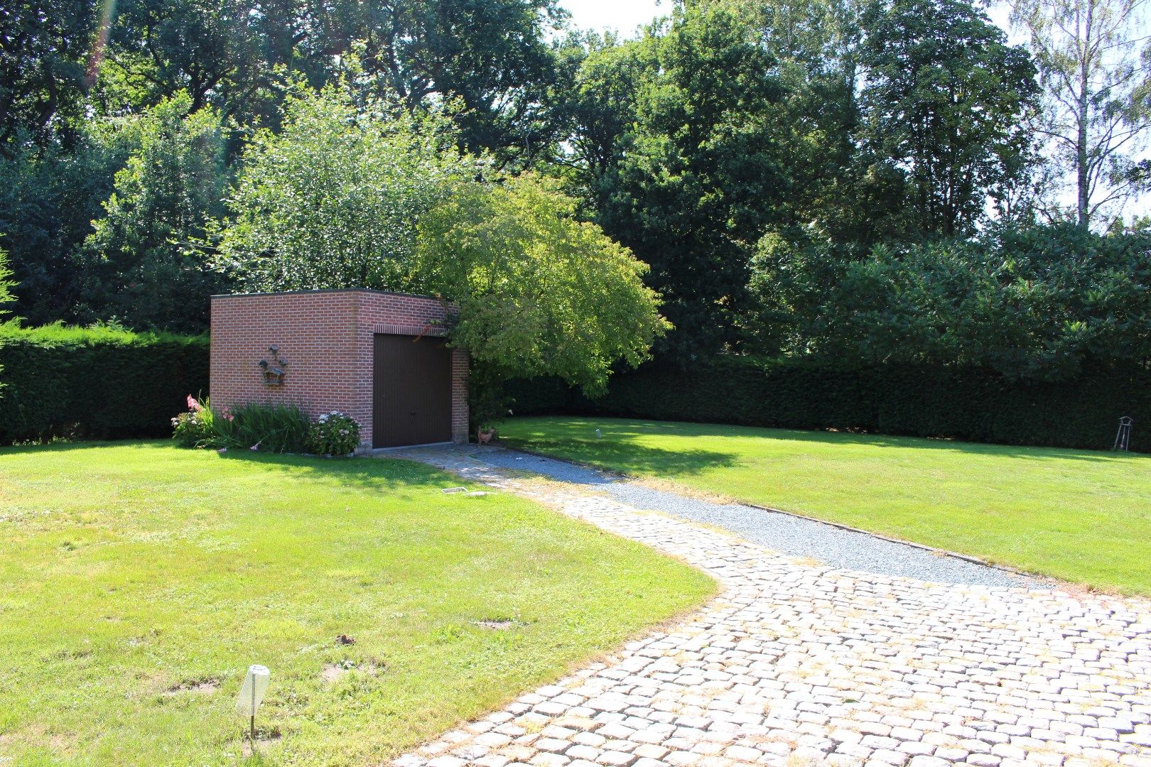 Rustig gelegen woning met grote tuin foto 8