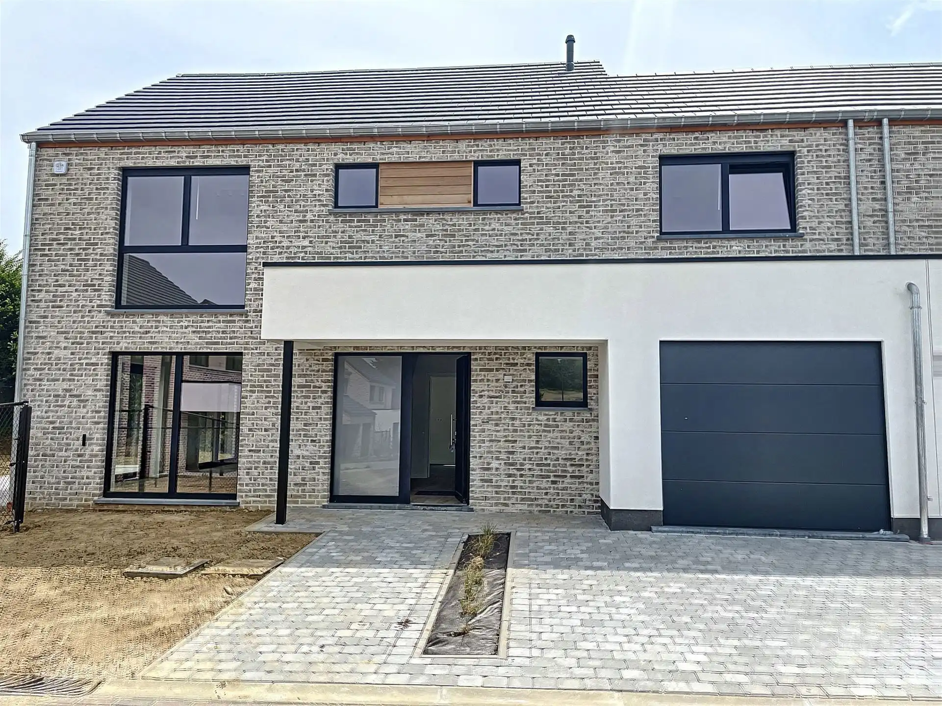 Nieuwe villa - 4 slaapkamers in een nieuwe woonwijk foto {{pictureIndex}}