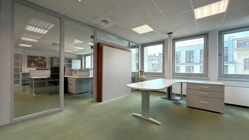 Ingedeeld kantoorverdiep te huur nabij station Antwerpen-Centraal foto 8
