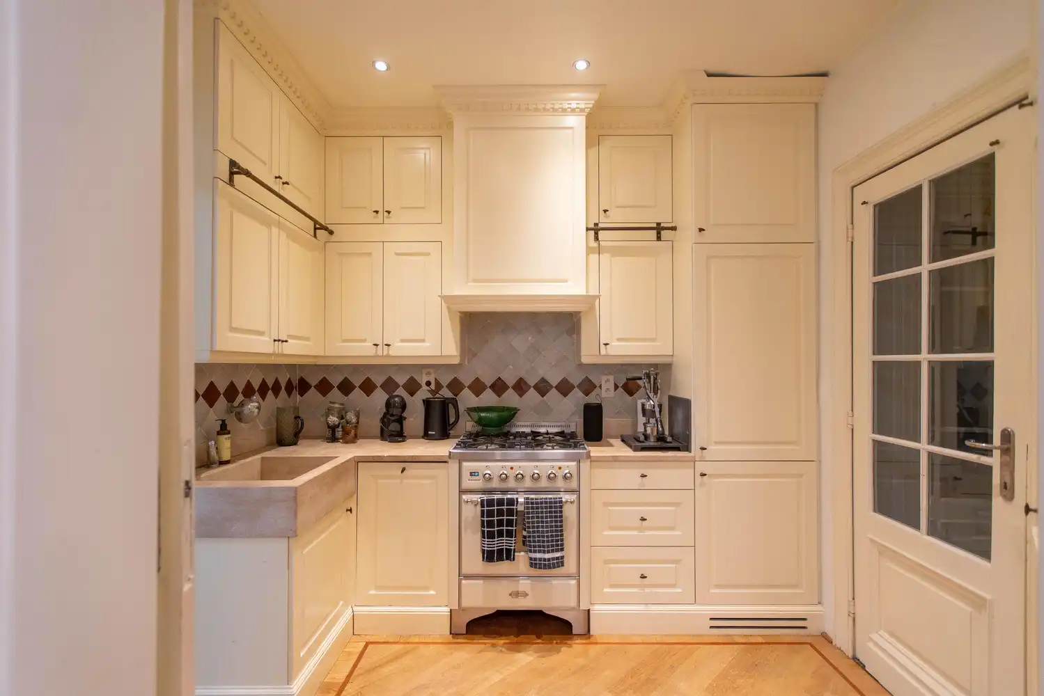 Ruime en luxueuze neoclassicistische herenwoning incl. dubbele garage en veelzijdige mogelijkheden op toplocatie te Antwerpen-Zuid foto 9