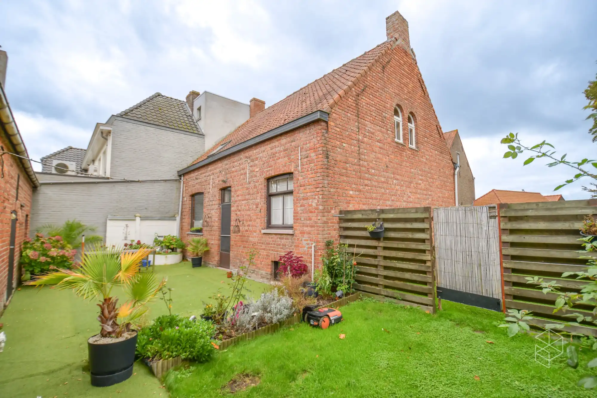 Goed onderhouden woning met 3 slpk, tuin oprit en bijgebouw foto 2
