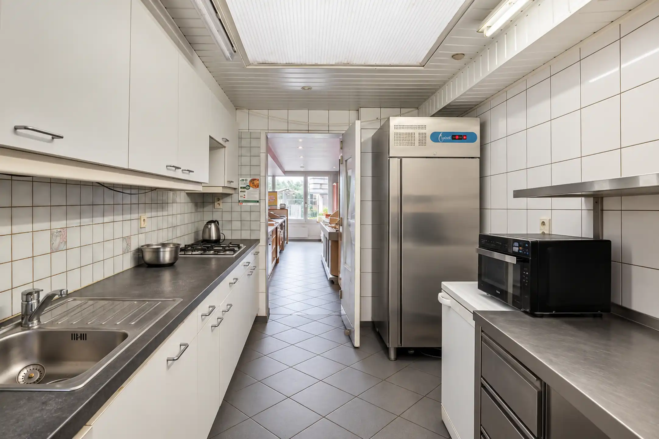 Handelspand met duplex appartement, terras en 2 garageboxen in centrum Nieuwmoer foto 7