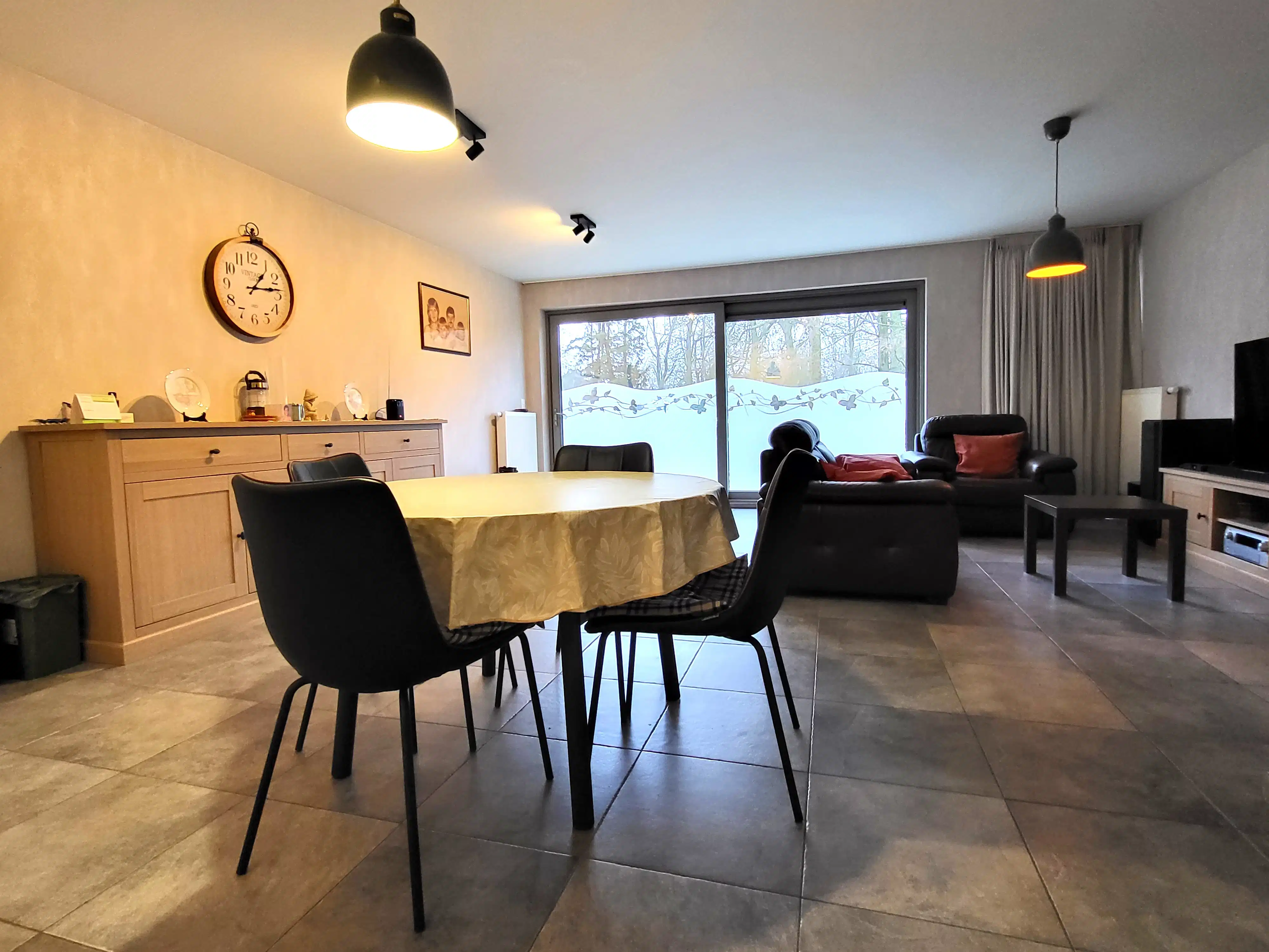 Dit aangename gelijkvloers appartement van bouwjaar 2010 is rustig gelegen in het dorp en biedt comfortabel wonen zonder gemeenschappelijke kosten.  foto 11