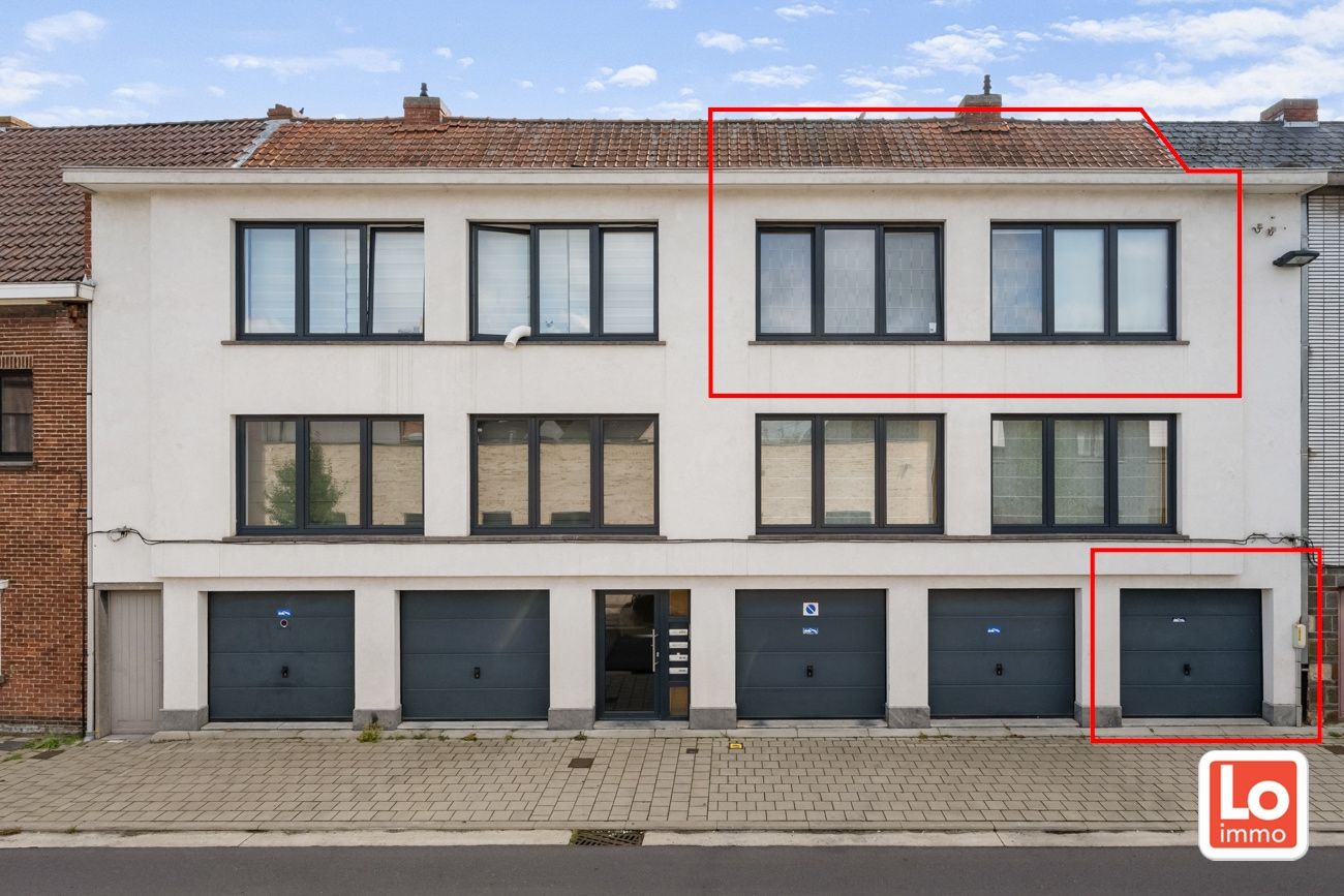 Volledig gerenoveerd en instap klaar appartement met tuintje en ruime garage in het hartje van Oostakker. foto {{pictureIndex}}