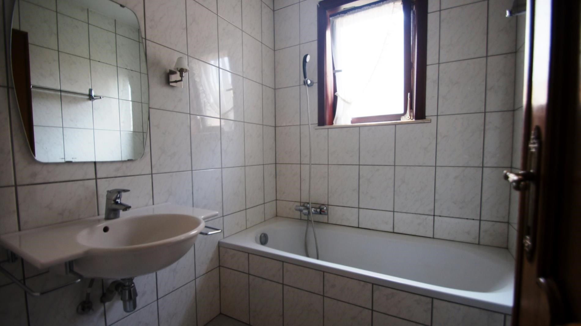 Ruime woning met 2 slpks en mooie tuin foto 10