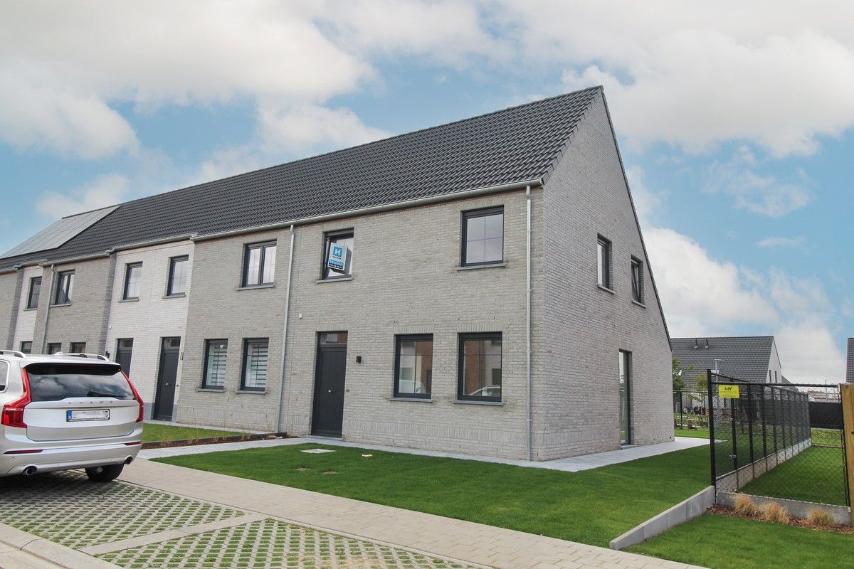 In de Graanstraat te Meulebeke trekt Hectaar deze 4 hedendaagse nieuwbouwwonignen op, tijdloos en voorzien van alle comfort. foto {{pictureIndex}}