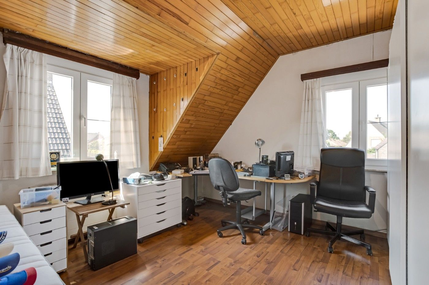 Vrijstaande, charmante woning met 3 grote slpk. en garage op 398 m² foto 17