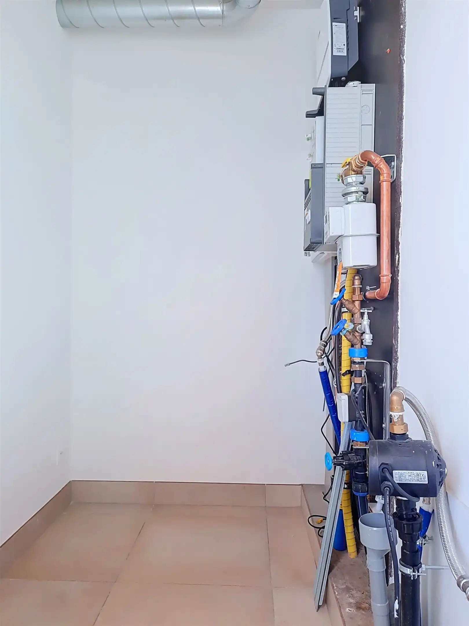 Luxueuze nieuwbouw villa met grote tuin, 2 autostaanplaatsen en 12 zonnepanelen foto 11