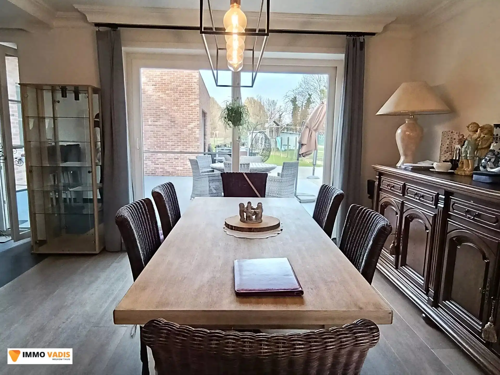 Gezinswoning met 4 slaapkamers, 2 garages, terras en tuin foto 3