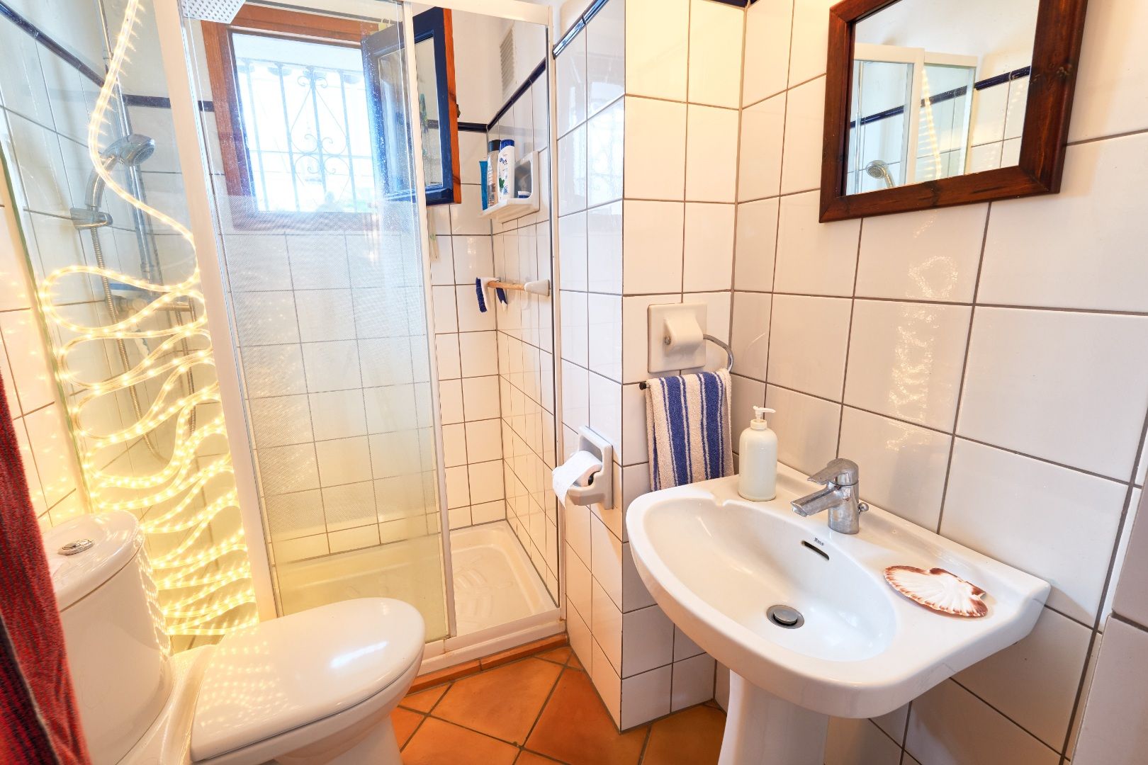 Finca dicht bij de Sierra Bermeja berg.  foto 14