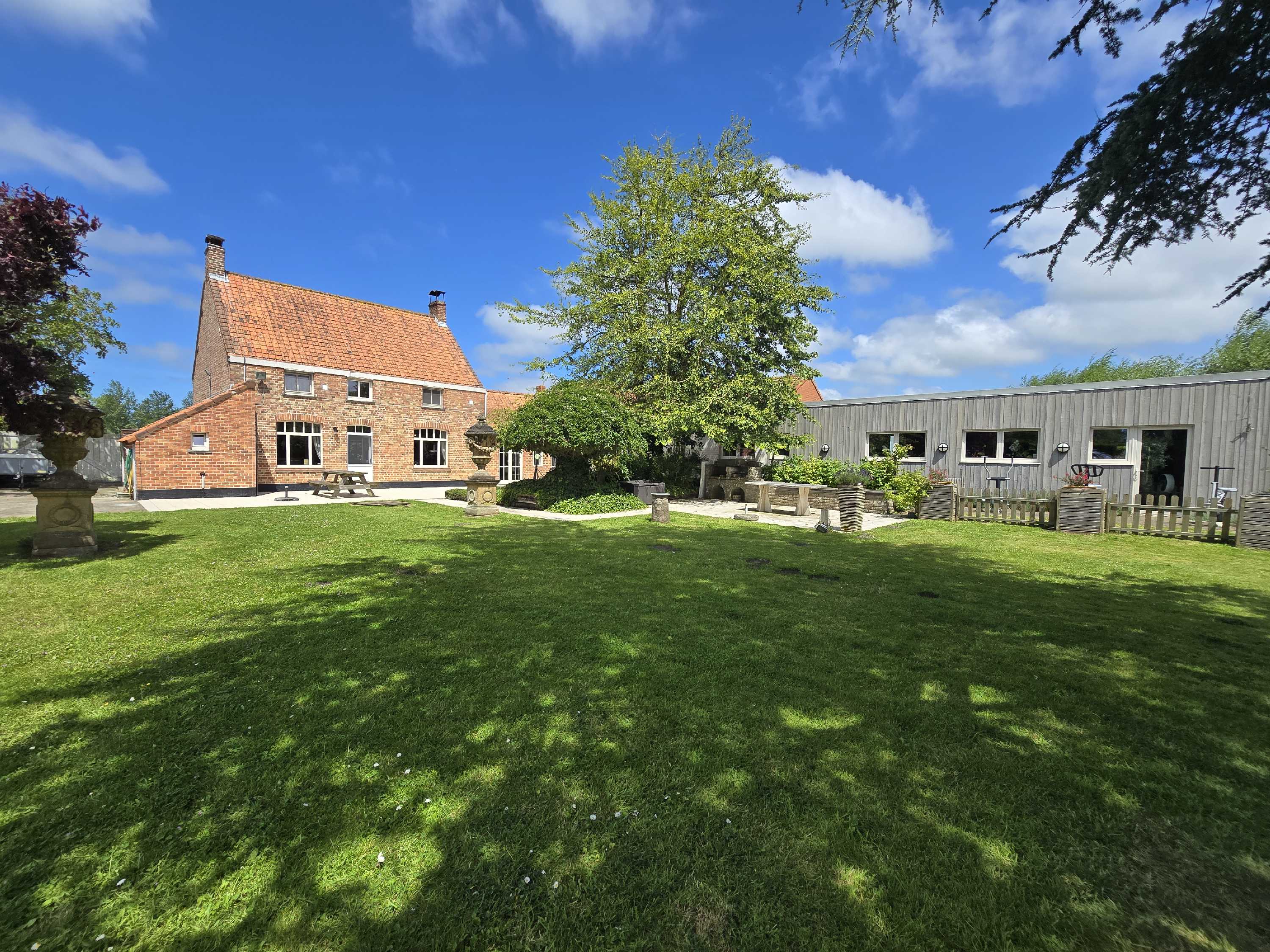 Unieke woning met beroepsruimte te Wulpen foto 1