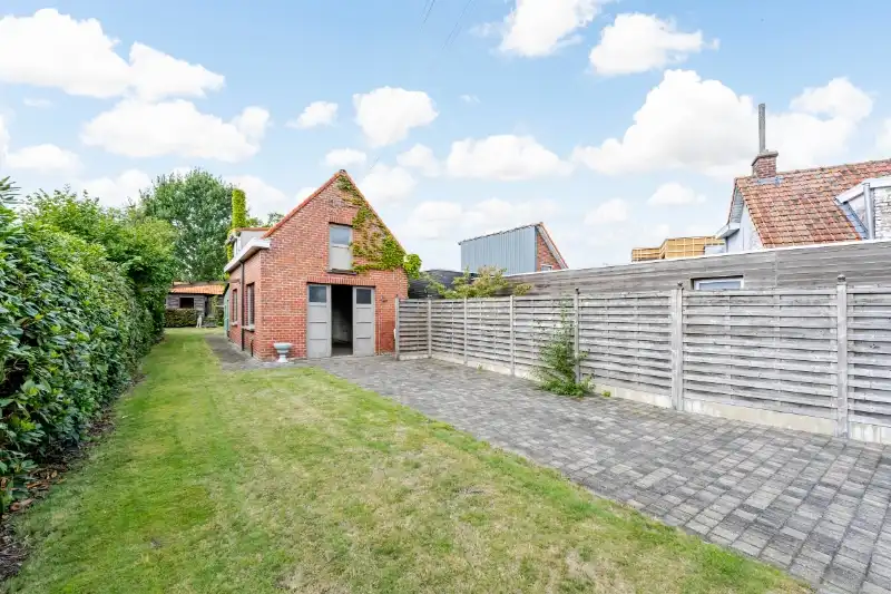 Hooglede-centrum. Charmante | ruime | half open bebouwing op 740m2 met > 4 slaapkamers, apart bijgebouw van +/- 60m2. Ideaal voor gezinnen / extra polyvalente ruimtes, ideaal gelegen. foto 21