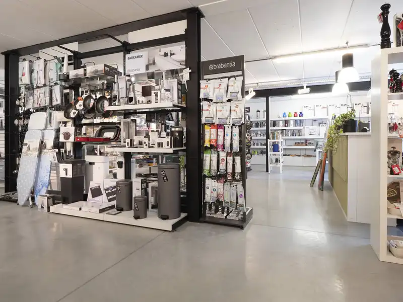 Modern magazijn / showroom met mezzanine en parking foto 3